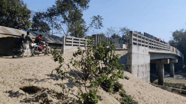 উল্লাপাড়ায় সেতু নির্মান ৪ বছরেও হয়নি দু'পাশের সংযোগ সড়কচড়ম দূর্ভোগে এলাকাবাসী
