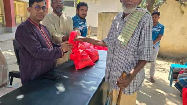 আলোর পথে স্বেচ্ছাসেবী সংগঠনের উদ্যোগে ঈদ উপলক্ষে বস্ত্র ও খাদ্য সামগ্রী বিতরণ