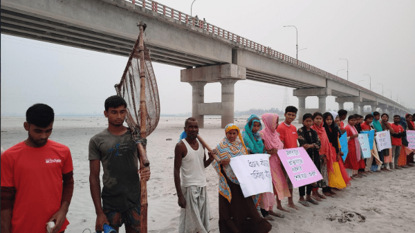 ফুলবাড়ীতে মৃতপ্রায় ধরলা নদী ড্রেজিং-এর দাবিতে মানববন্ধন অনুষ্ঠিত 