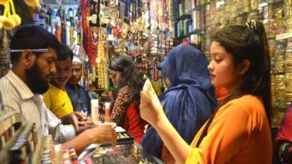 বেনাপোলে ঈদ বাজারে কসমেটিকস্ কেনার ব্যস্ততা