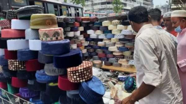 বেনাপোলে ঈদ বাজারে আতর টুপি জায়নামাজ কেনার ব্যস্ততা