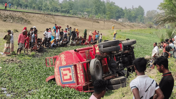 হিলিতে তেলের লড়ি উল্টে দুই জনের মৃত্যু