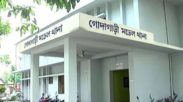 নারীসহ প্রশাসনিক কর্মকর্তা আটক: সংবাদ প্রকাশের জেরে সাংবাদিকের বিরুদ্ধে মামলা