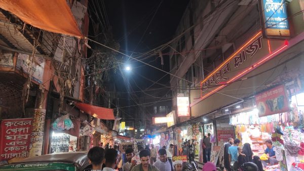 ঈদ মার্কেটে উপচে পড়া ভিড়, সাধ আছে কিন্তু সাধ্য নেই