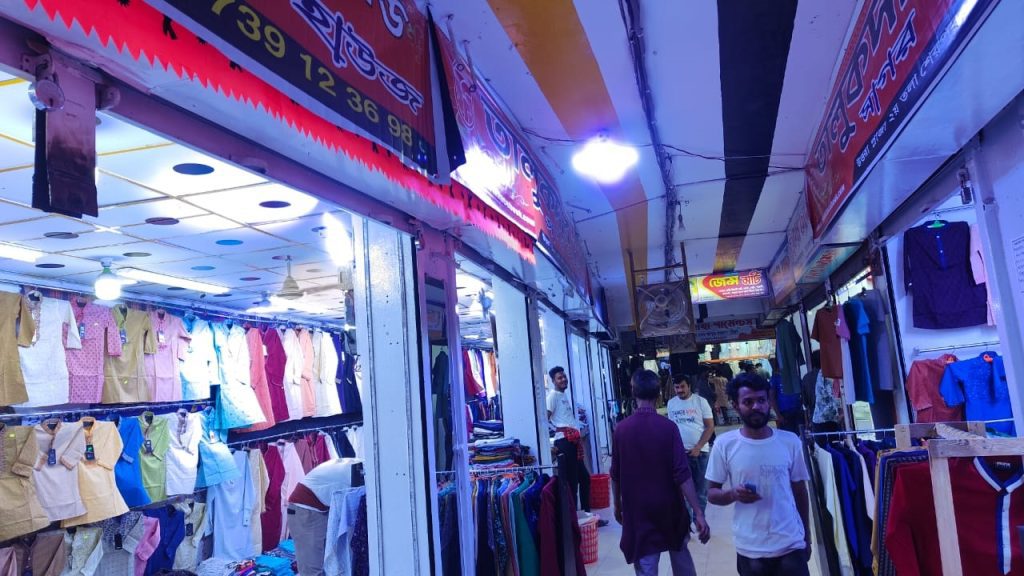 ঈদ মার্কেটে উপচে পড়া ভিড়