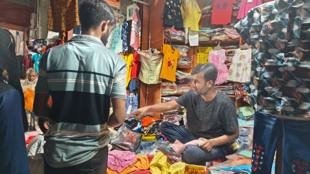 ঈদ মার্কেটে উপচে পড়া ভিড়।