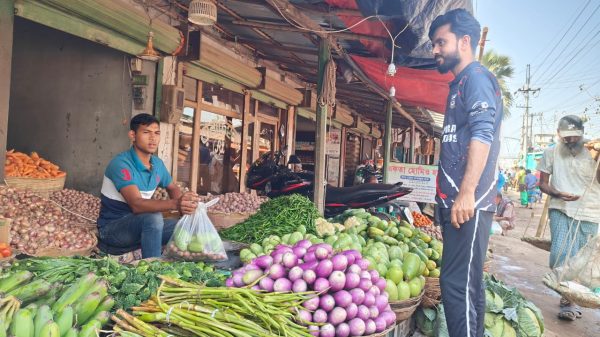 বগুড়ায় রোজার বাজারে ২৫ টাকার বেগুন দাম বেড়ে ৪০ টাকা