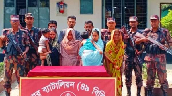 ভারত থেকে চোরাইপথে বাংলাদেশে প্রবেশকালে বেনাপোল সীমান্তে  ৯ বাংলাদেশি আটক                                                          