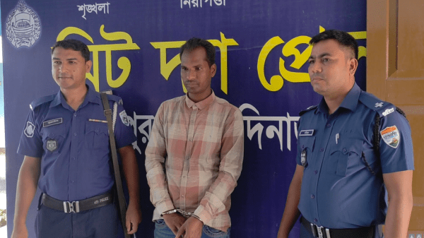 ঘুষ নেওয়ার সময় হিলিতে ভুয়া পুলিশ আটক