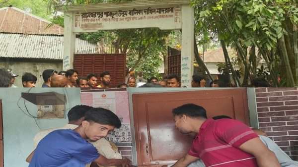 বগুড়ার শেরপুরে অনিয়মের অভিযোগে মাদ্রাসা সুপারের কক্ষ তালা