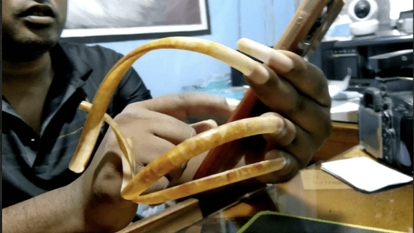 ৩৩ বছর ধরে নখই কাটেননি এই যুবক! বাম হাতের নখ এখন ১৫ ইঞ্চি!