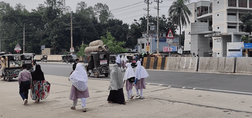 বগুড়ার শেরপুরে বিপদজনক মহাসড়ক, প্রান হাতে নিয়ে রাস্তা পারাপার হাজারো শিক্ষার্থীর 3 Screenshot 7 1