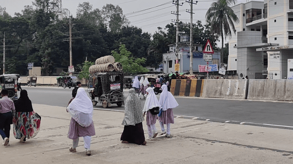 বগুড়ার শেরপুরে বিপদজনক মহাসড়ক, প্রান হাতে নিয়ে রাস্তা পারাপার হাজারো শিক্ষার্থীর