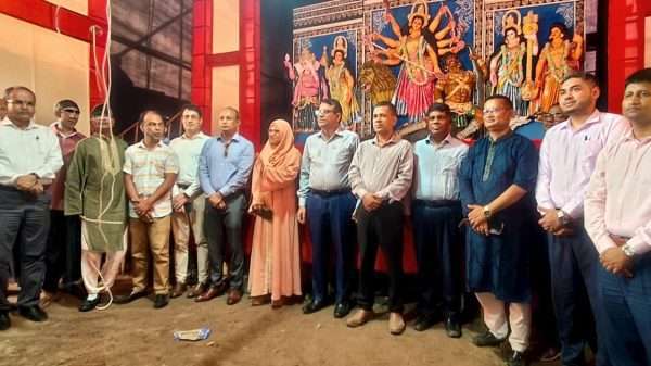 শেরপুরে সচিববৃন্দের পদচারণায় পূজা মণ্ডপ, সড়ক উন্নয়ন আর ঐতিহ্যের মন্দির শারদীয় উৎসবের রঙে রাঙানো শেরপুর। পূজা মণ্ডপে ভক্ত-দর্শনার্থীর আনাগোনা, সড়কে চলছে উন্নয়নের কাজ আর প্রাচীন মন্দিরে লুকিয়ে আছে ইতিহাসের দীর্ঘ অধ্যায়। এই তিন দৃশ্যের মিলনেই শুক্রবার (২৬ সেপ্টেম্বর) দুপুরে সফরে এলেন সরকারের উর্ধ্বতন সচিববৃন্দ। প্রধান উপদেষ্টার কার্যালয়ের সচিব মোঃ সাইফুল্লাহ পান্না, স্থানীয় সরকার সচিব মোঃ রেজাউল মাকছুদ জাহেদী এবং এলজিইডি’র প্রধান প্রকৌশলী মোঃ আনোয়ার হোসেন। শেরপুর উপজেলা কার্যালয়ে পৌঁছেই তারা পেলেন ফুলেল শুভেচ্ছা। শুভেচ্ছার উষ্ণতা যেন হয়ে উঠল সফরের প্রথম আবেগময় মুহূর্ত। এরপর সফরকারীরা যান টাউন বারোয়ারী পূজামণ্ডপে। সজ্জিত প্রতিমা, ঢাক-ঢোলের ধ্বনি আর ভক্তদের ভিড়ে সেখানে তৈরি হয় ভিন্ন এক আবহ। পূজা উদযাপন কমিটির নেতৃবৃন্দ ফুল দিয়ে তাদের বরণ করলে মুখে ফুটে ওঠে আনন্দের হাসি। সেদিনের উপলব্ধিতে সচিব মোঃ সাইফুল্লাহ পান্নার কণ্ঠে শোনা গেল ঐক্যের ডাক— “শারদীয় দুর্গোৎসব কেবল ধর্মীয় আয়োজন নয়, এটি আমাদের মিলনমেলা। উৎসবের এই সেতুবন্ধনেই বাংলাদেশ আরও ঐক্যবদ্ধ হোক।” পরে সচিববৃন্দ পরিদর্শন করেন ব্রাক বটতলা থেকে ভবানীপুর সড়ক। উন্নয়নের অগ্রগতি দেখে আশাবাদ ব্যক্ত করেন তারা। সবশেষে সফরকারীরা পা রাখেন ঐতিহাসিক মা ভবানীর মন্দিরে। ফুলেল শুভেচ্ছায় ভরে ওঠে মন্দির প্রাঙ্গণ। প্রাচীন ঐতিহ্যের গল্প শোনেন অতিথিরা, ঘুরে দেখেন প্রধান মণ্ডপ। সেই মুহূর্তে ইতিহাস আর বর্তমান যেন মিশে যায় এক সূত্রে। সেখানে পৌর বিএনপির সভাপতি ও সাবেক মেয়র স্বাধীন কুমার কুন্ডু সরকারের উর্ধ্বতন কর্মকর্তাদের কাছে মন্দির উন্নয়নে সহযোগিতা চান। সচিববৃন্দও উন্নয়নের আশ্বাস দেন। এই নান্দনিক সফরে সাথে ছিলেন বগুড়ার জেলা প্রশাসক হোসনা আফরোজা, সিরাজগঞ্জের জেলা প্রশাসক মুহাম্মদ নজরুল ইসলাম, শেরপুর উপজেলা নির্বাহী কর্মকর্তা মোঃ আশিক খানসহ প্রশাসনের অন্যান্য কর্মকর্তারা।