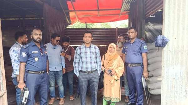 বগুড়ায় অস্বাস্থ্যকর লবণ জনসম্মুখে বিনষ্ট, লাখ টাকা জরিমানা