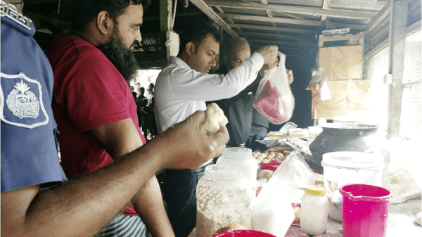 বগুড়ায় স্নিগ্ধ বেকারীকে ৩০ হাজার টাকা জরিমানা