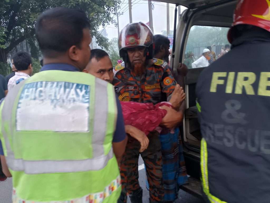 শেরপুরে মাইক্রোবাসে ধাক্কা, শিশুসহ ৯ জন হাসপাতালে 3 WhatsApp Image 2025 10 10 at 4.49.08 PM