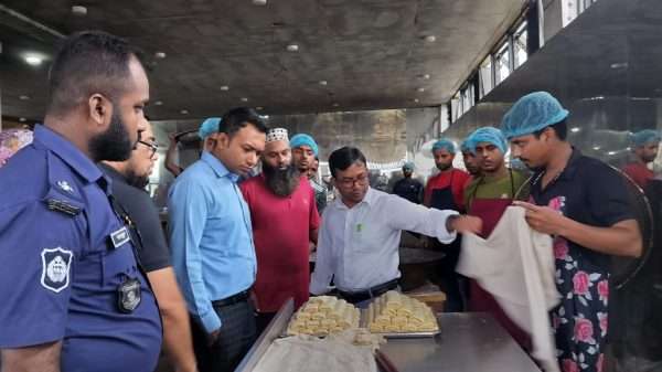 নাবিল হাইওয়ে রেস্টুরেন্টে অভিযান, দেড় লাখ টাকা জরিমানা