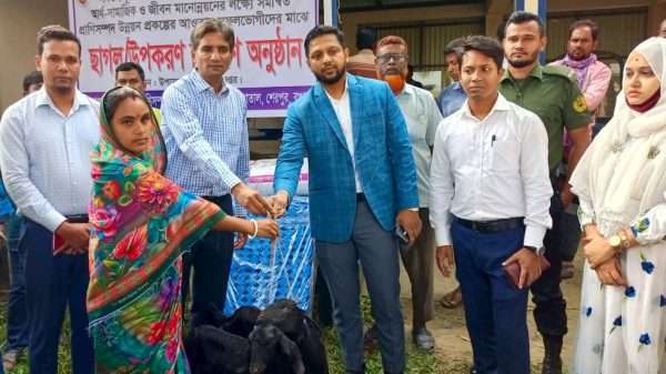আত্মনির্ভরতার বার্তা নিয়ে শেরপুরে প্রাণিসম্পদ দপ্তরের ছাগল বিতরণ