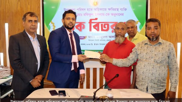 শেরপুরে আগুনে সব হারানো পরিবারের পাশে উপজেলা প্রশাসন